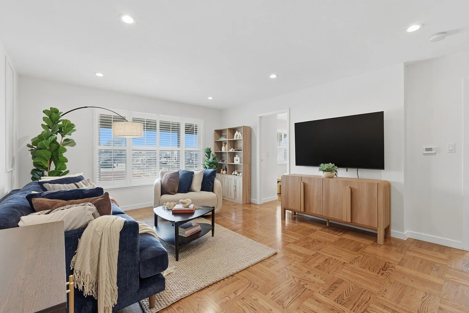 5 bed, 4.0 bath, $14,364 — Photo 3