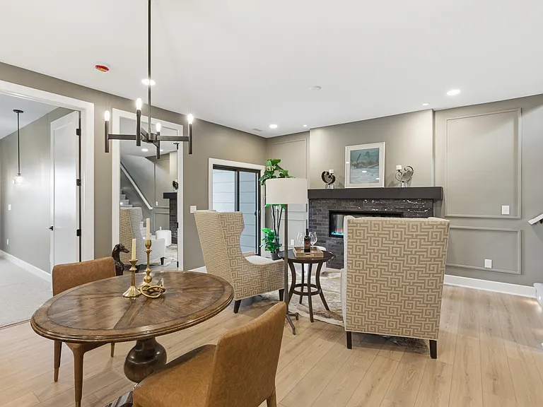 2138 E Beaumont St — Photo 12