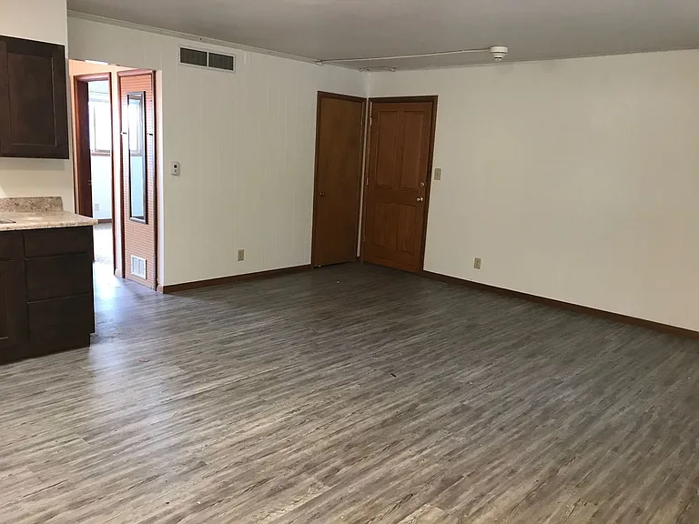 2332 S Duluth Ave — Photo 5