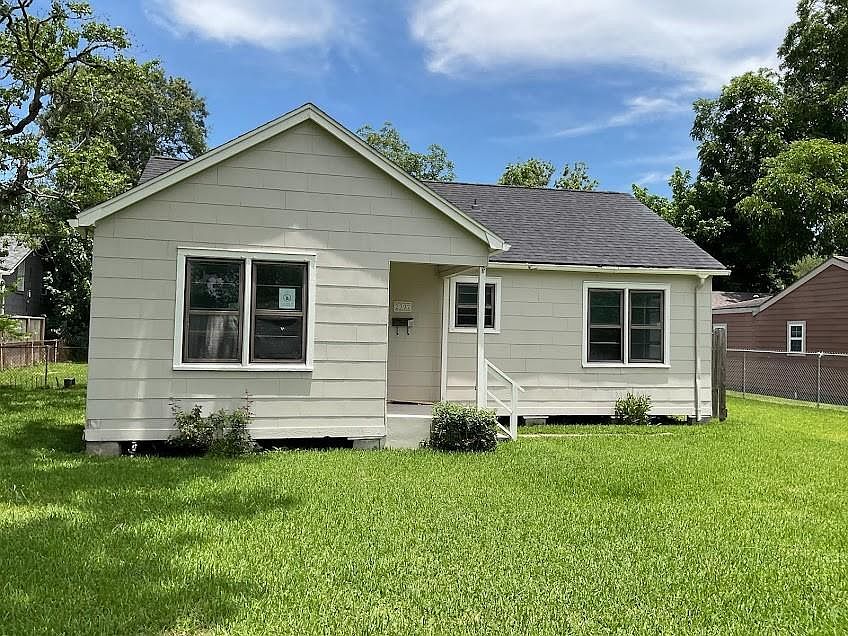 1st image of 2302 Oaklawn Dr