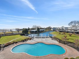 35 Library Ave, Westhampton Beach, NY