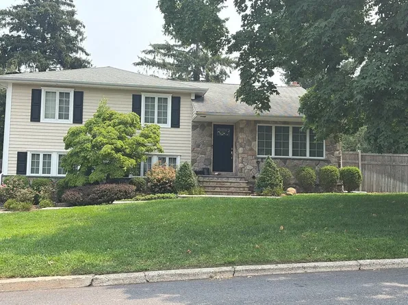 19 Duncan Ln, Halesite, NY 11743