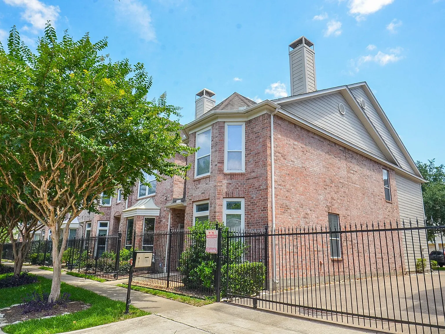 2 bed, 2.5 bath, 1744 sqft, $2,500 — Photo 2