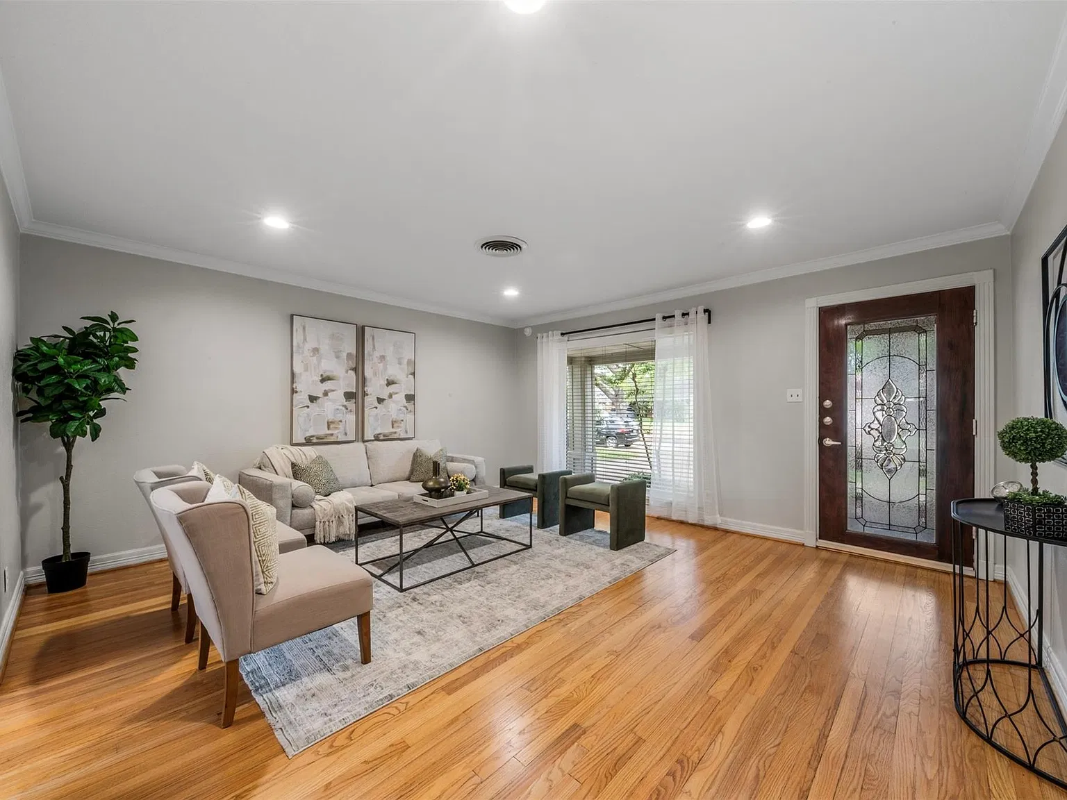 3 bed, 2.0 bath, 1742 sqft, $2,200 — Photo 3