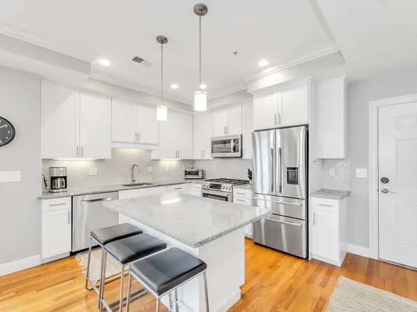 345 Belgrade Ave #11, Roslindale, MA 02131