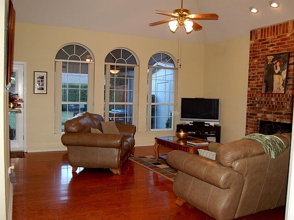 2nd image of 1626 Glenmore Dr