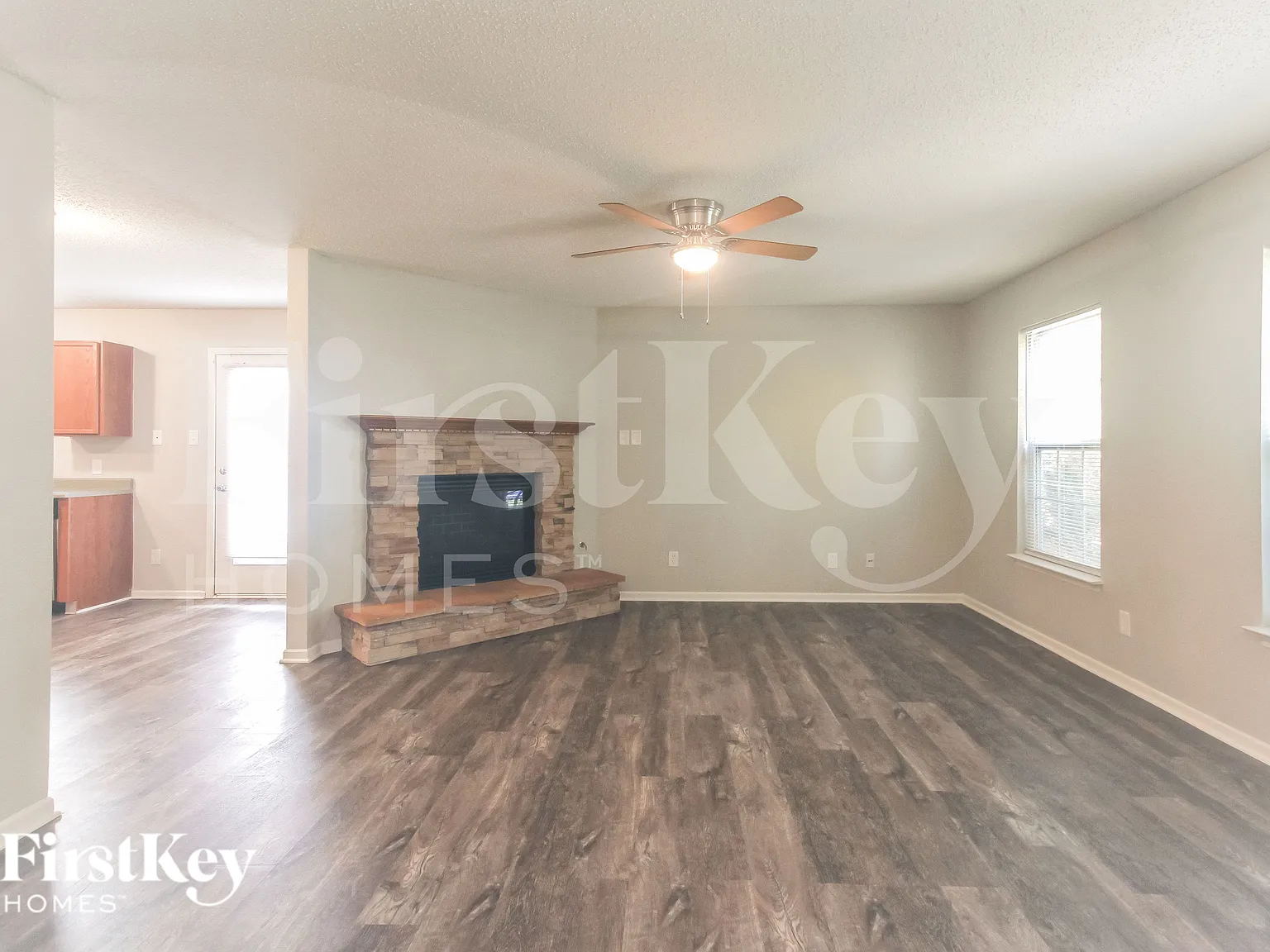 3 bed, 2.0 bath, 1906 sqft, $2,070 — Photo 3