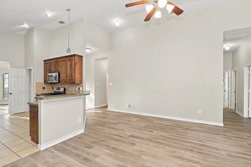 3 bed, 2.0 bath, 1670 sqft, $2,200 — Photo 4