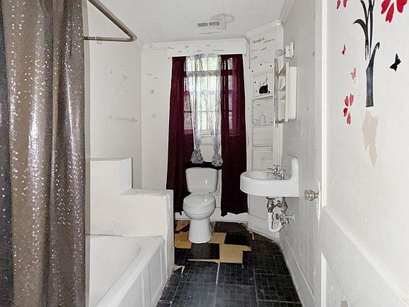20th image of 147 Lowman St