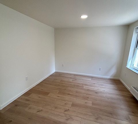 4th image of 101 Newel St #1