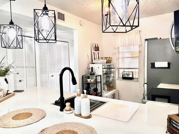 2811 Somerset Dr APT 211, Lauderdale Lakes, FL 33311