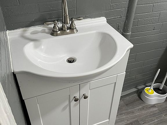 4th image of 4732.5 Bridge Ave #1