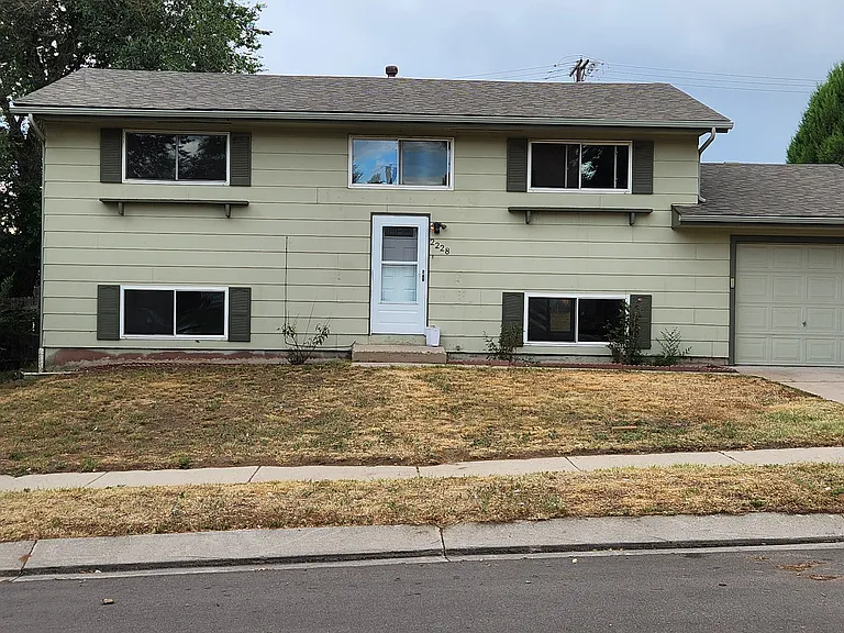 2228 Fernwood Dr — Photo 2