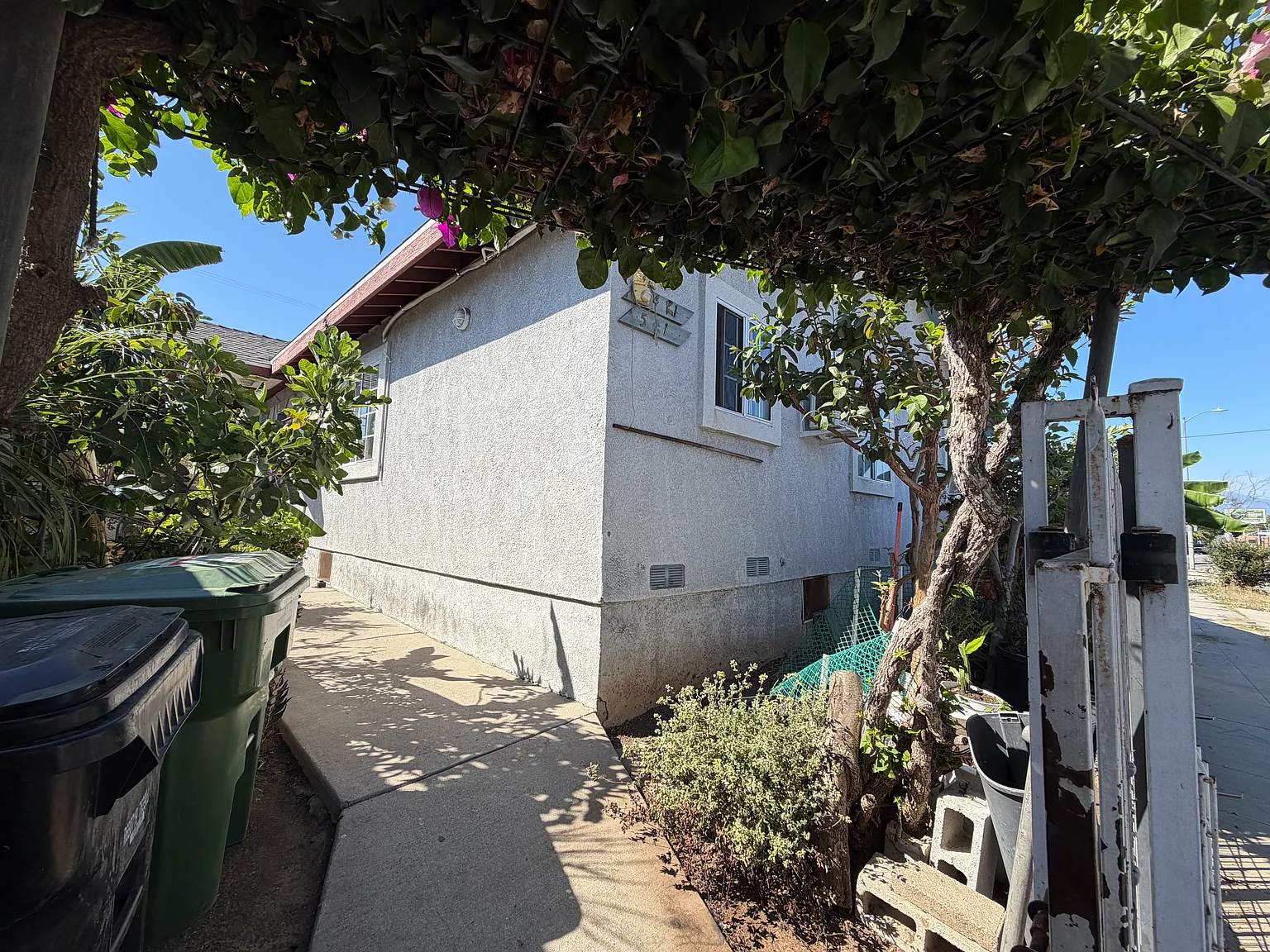 3 bed, 1080 sqft, $2,600 — Photo 3