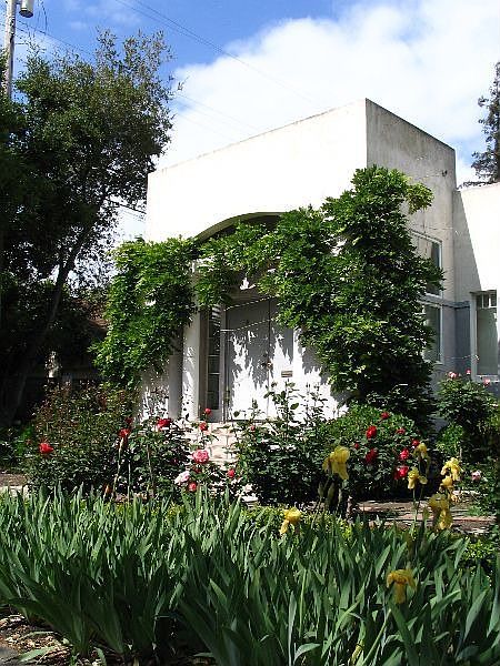 2nd image of 221 Iris St