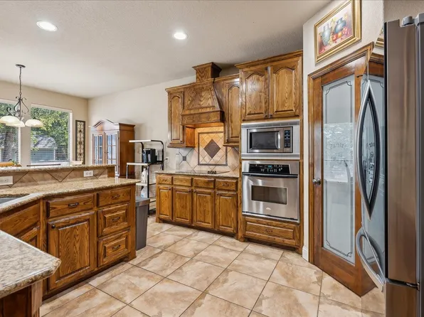 217 S Natural Springs Ln, Azle, TX 76020