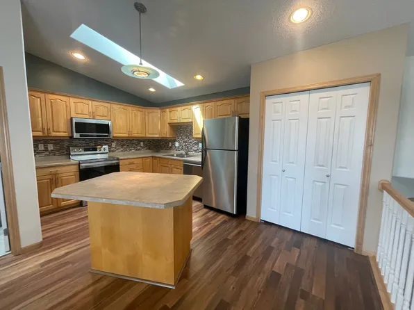 1074 Parkway Dr, West Fargo, ND 58078