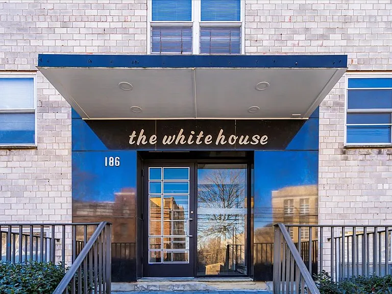 Whitehouse Apartments — Photo 16