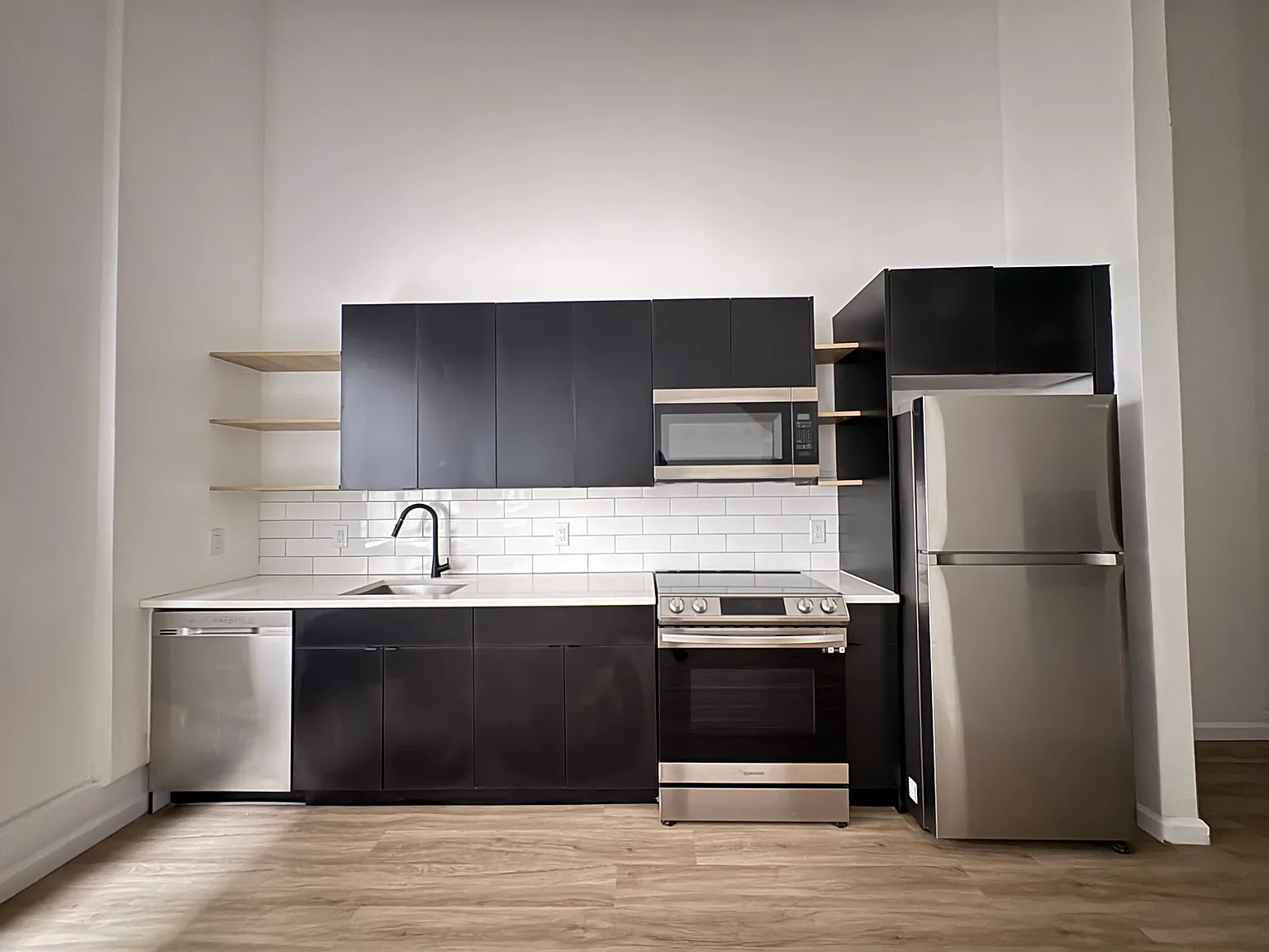 2 bed, 800 sqft, $3,100 — Photo 1