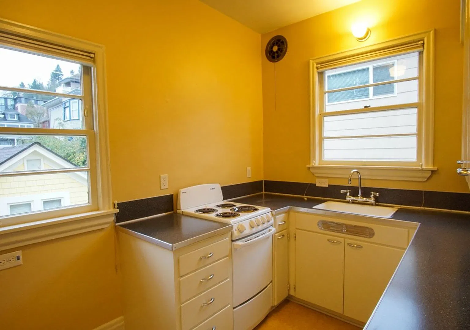 NW 24th: Fantastic Vintage 1 Bedroom Ready Mid-November! — Photo 1