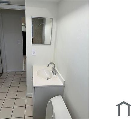 4th image of 528 SE 7th St APT 4