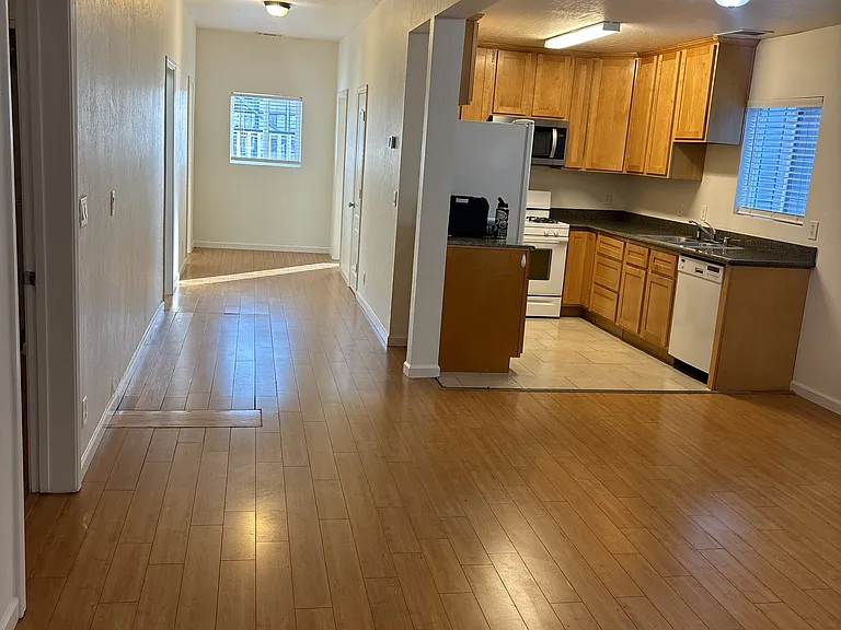 330 Capitol St #C — Photo 32