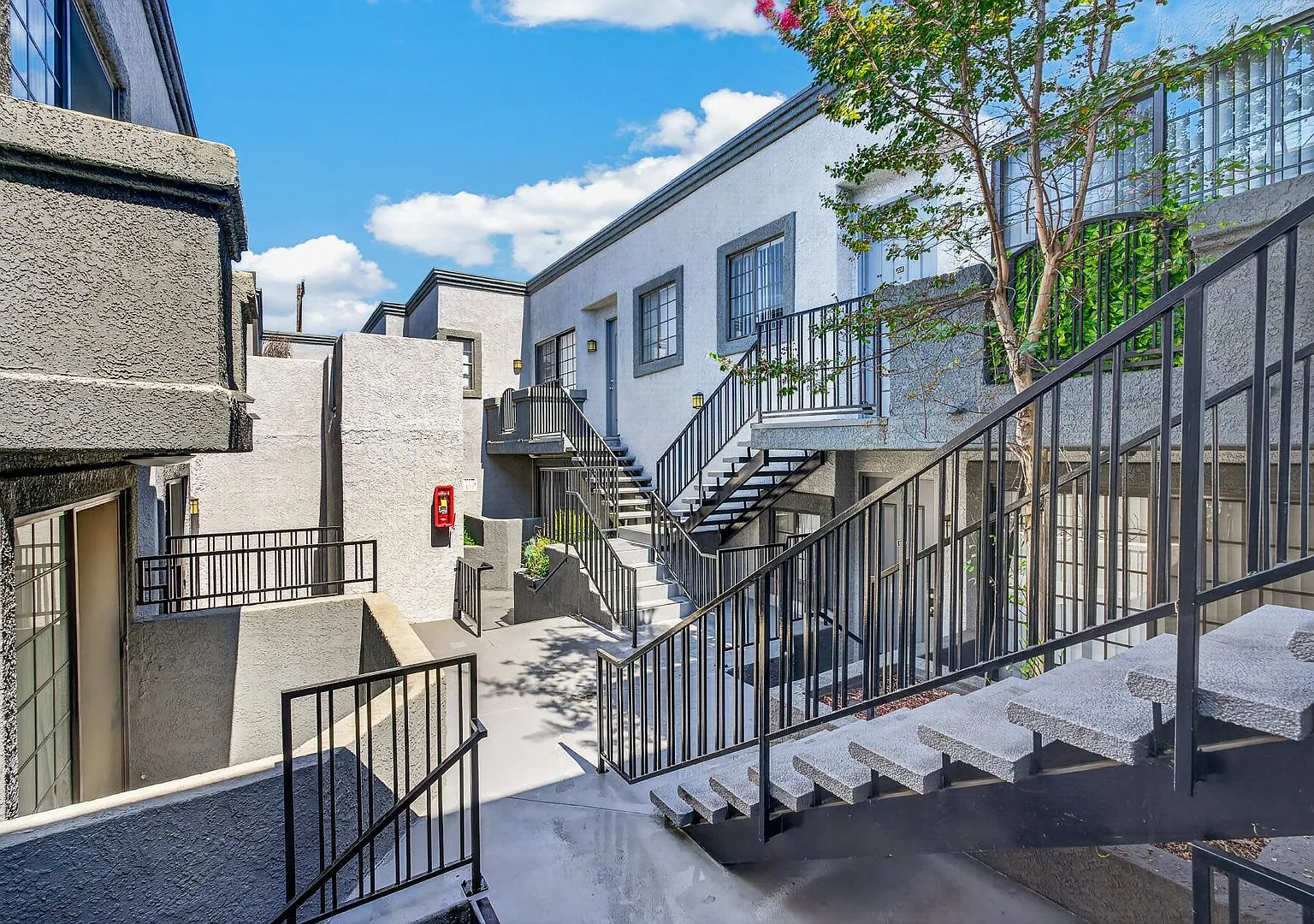 520 N. Hollywood Way — Photo 4