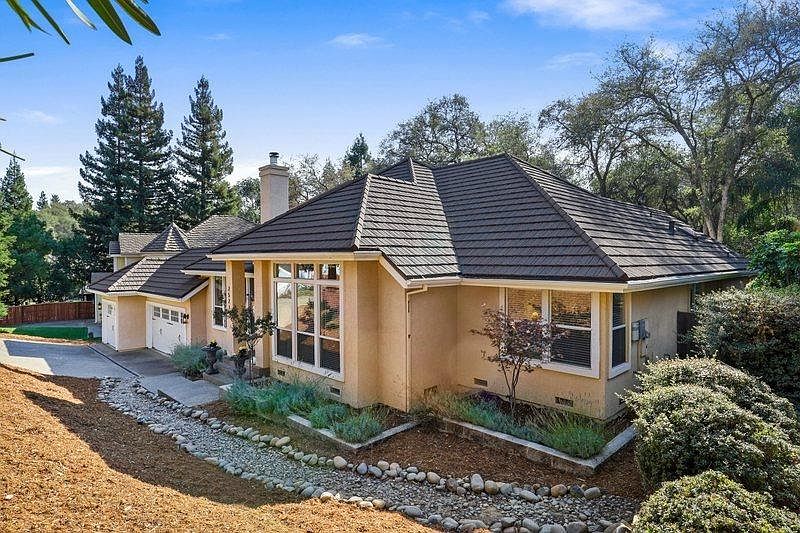 2nd image of 2521 Stratford Cir