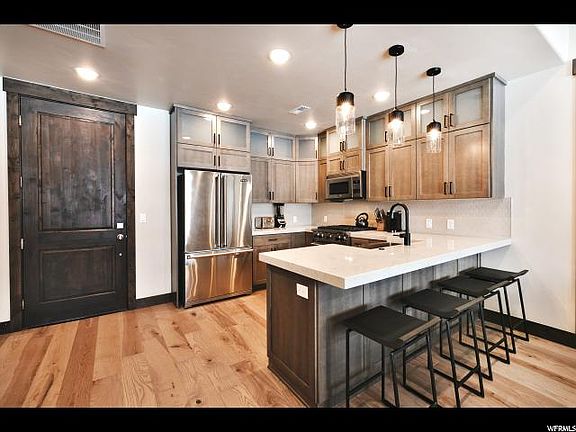 5th image of 3751 Blackstone Dr #3H