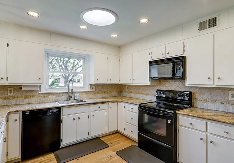 1827 Larchmont Ln — Photo 22