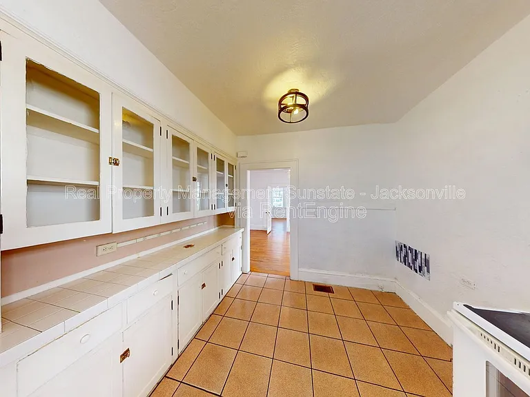 231 W 10th St — Photo 11