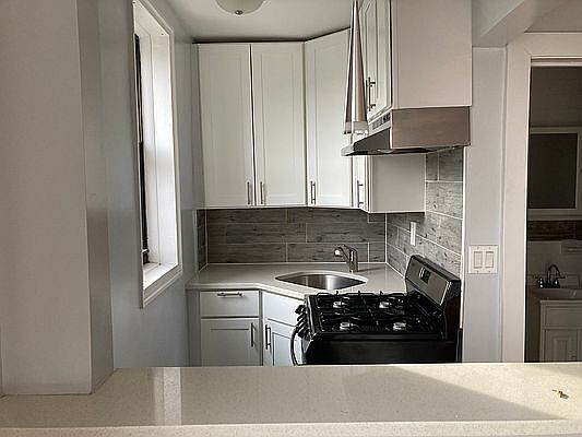 2nd image of 1004 Montgomery St #H3