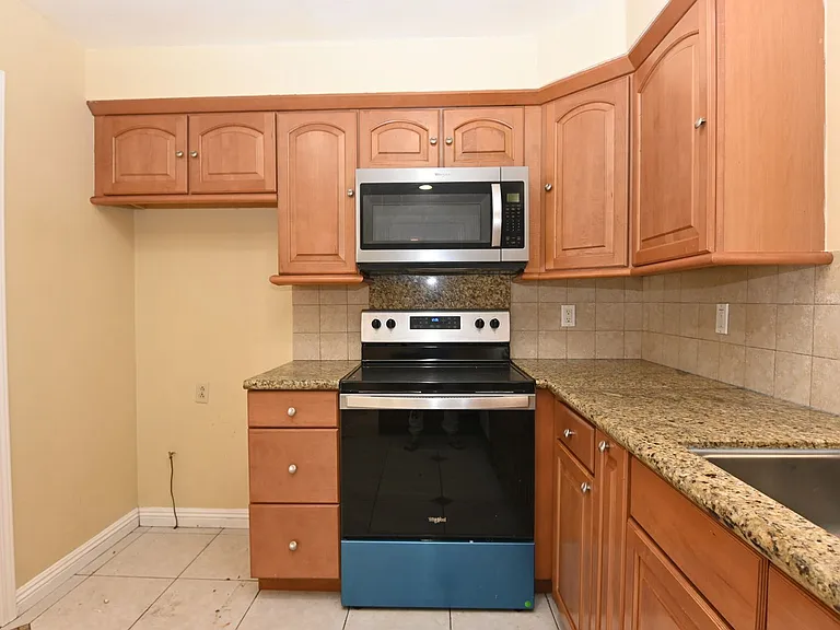 398 Roan St — Photo 9