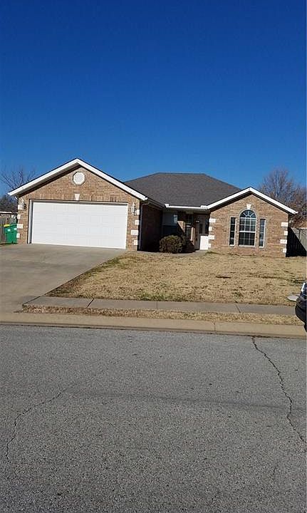 1st image of 820 Sunflower St