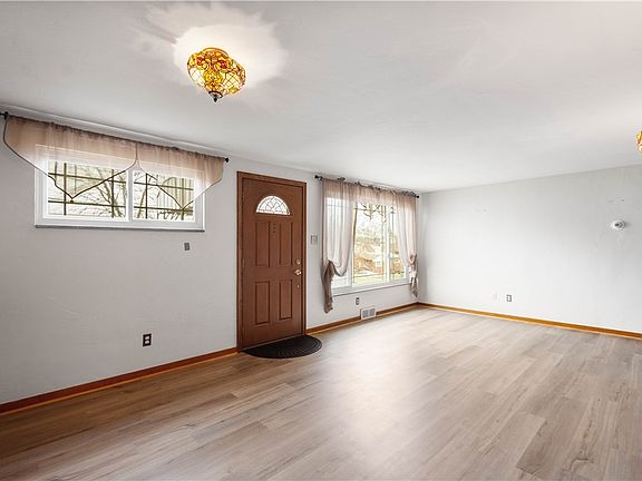 4th image of 457 Elaine Dr