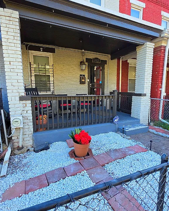 1925 Gales St NE