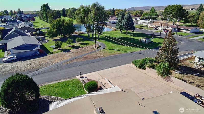 4th image of 840 Braeburn Place NW