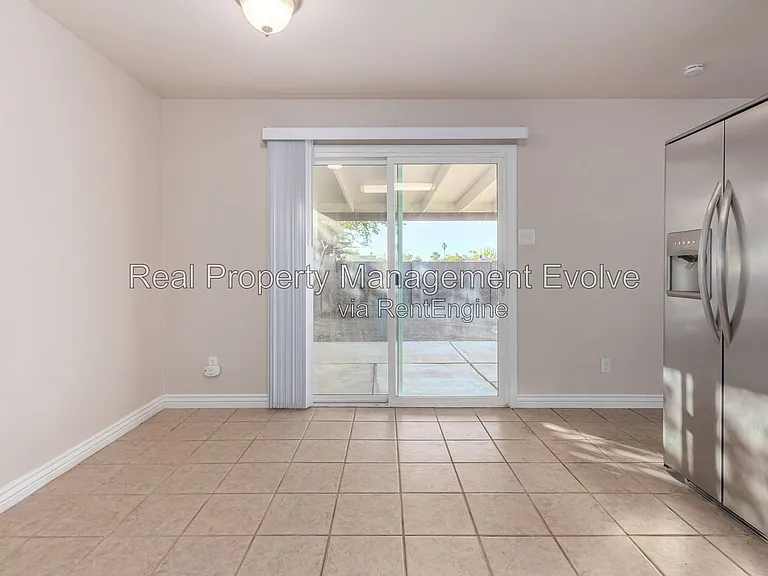 5438 S 46th Pl — Photo 14