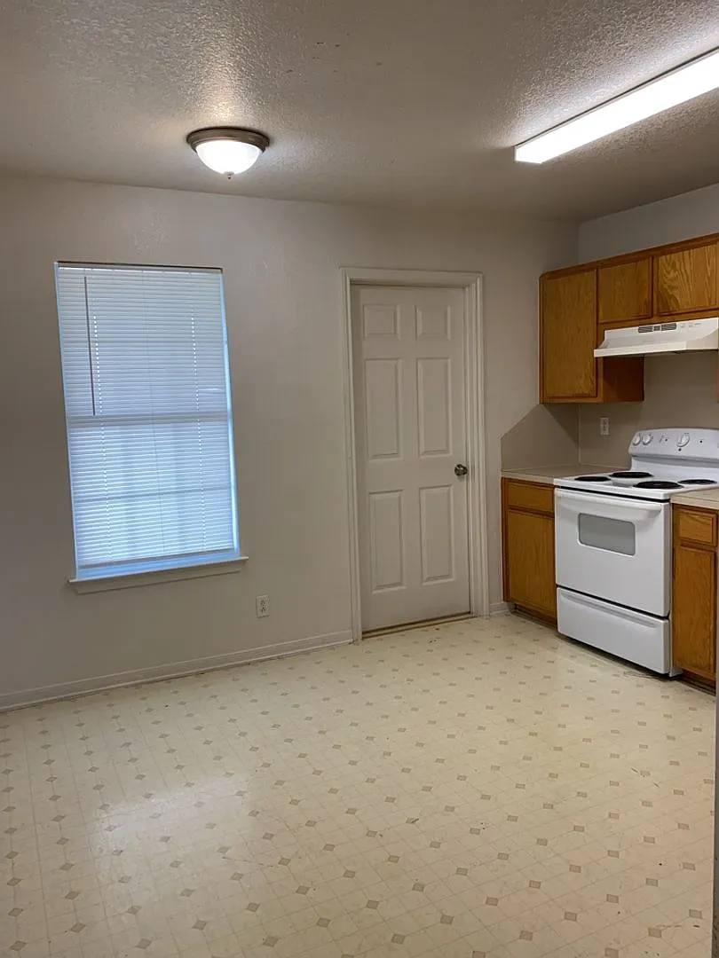 3201 Hereford Ln — Photo 4