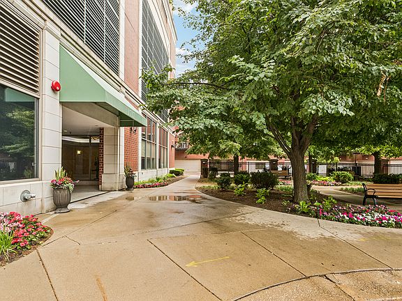 3rd image of 1717 S Prairie Ave APT 2206