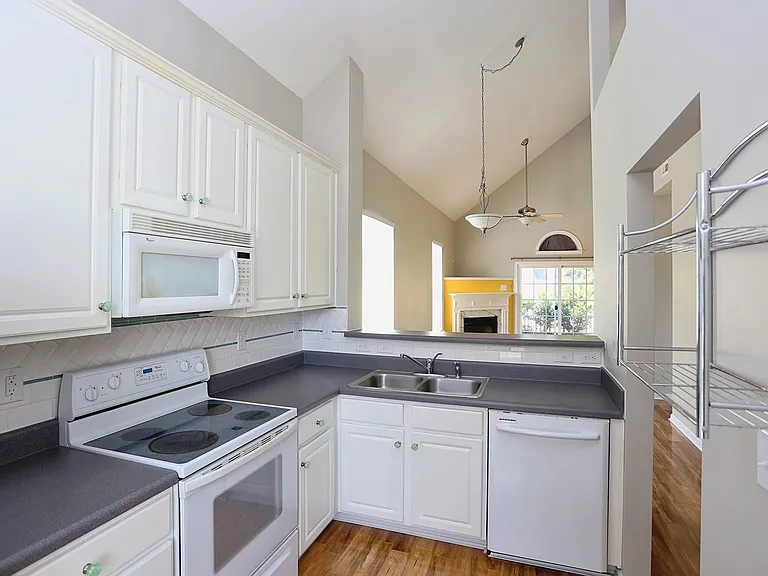 915 Cinnamon Dr — Photo 5