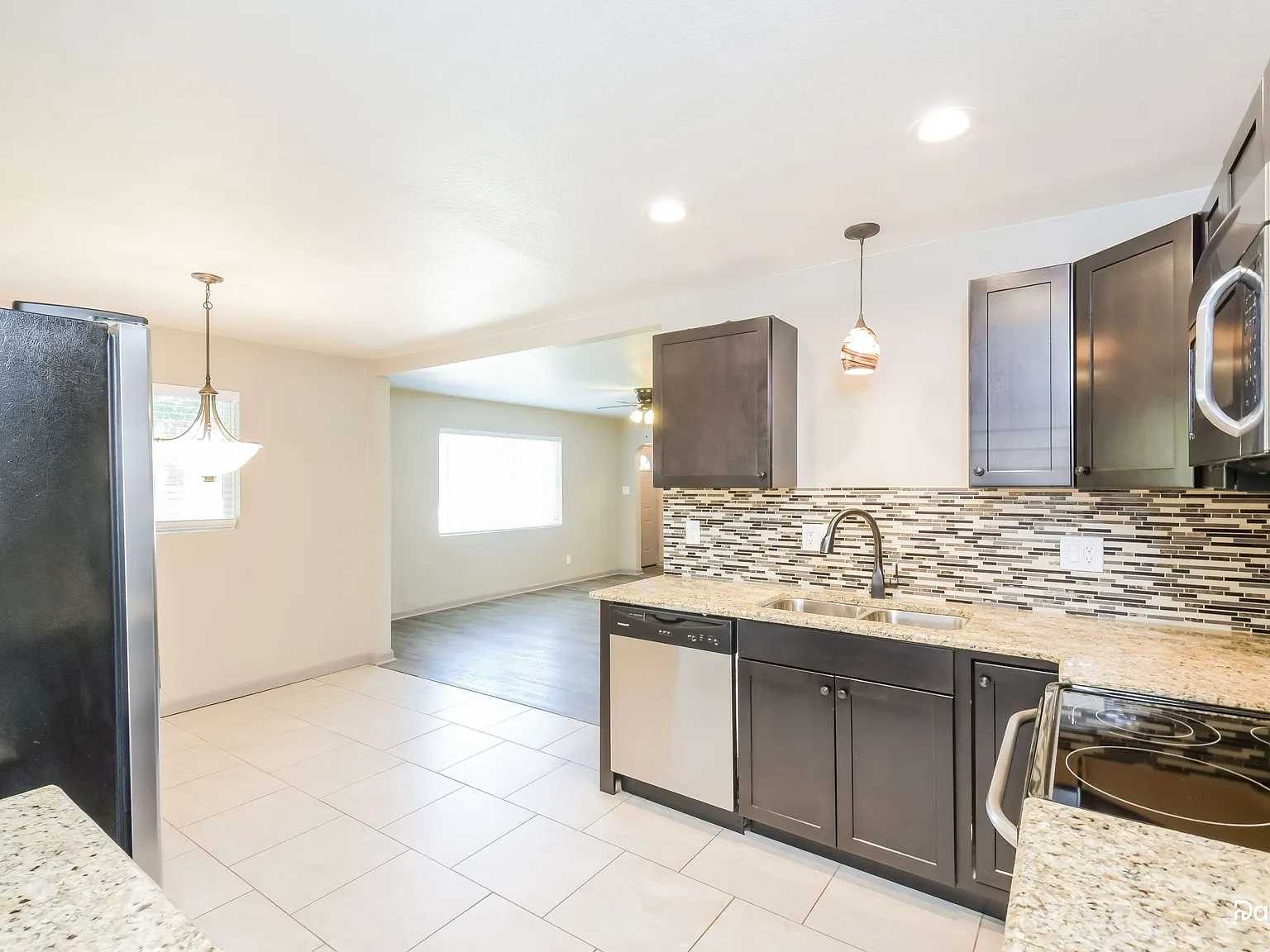 3 bed, 2.0 bath, 1176 sqft, $2,545 — Photo 2