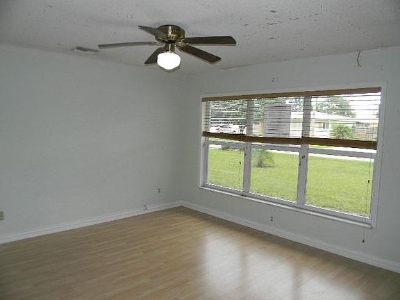 3rd image of 410 Willows