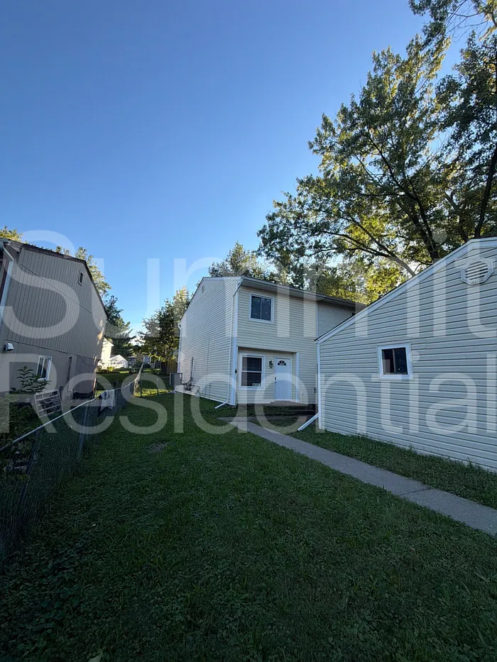 2 bed, 1.0 bath, 1009 sqft, $1,295 — Photo 1