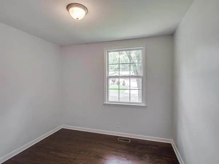 558 Roosevelt Ave — Photo 21
