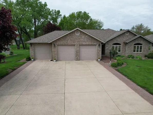 102 Jayne Dr, Monticello, IA 52310