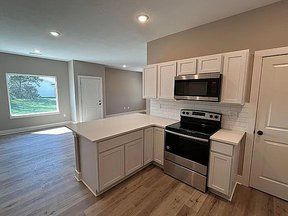 4 bed, 1280 sqft, $1,700 — Photo 2