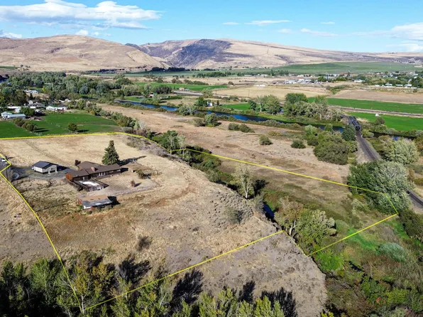 125 Johnson Rd, Selah, WA 98942