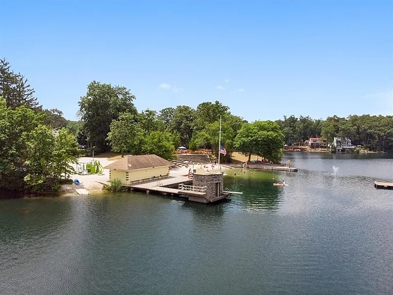 137 Lakeview Ave — Photo 32