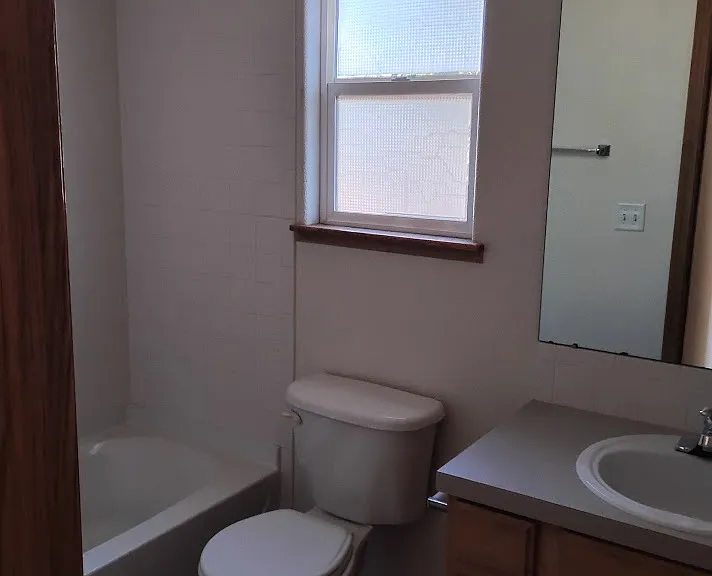 Upstairs hall bath room